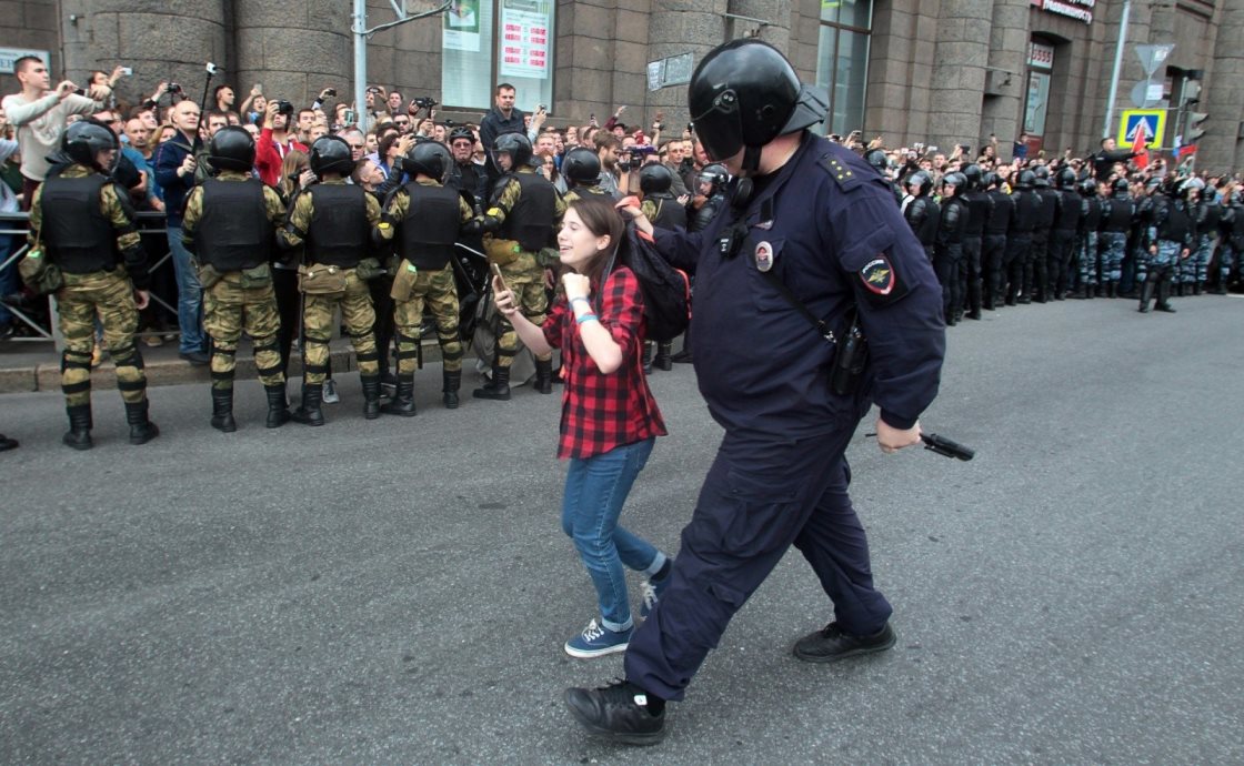 Российская полиция нападает на детей