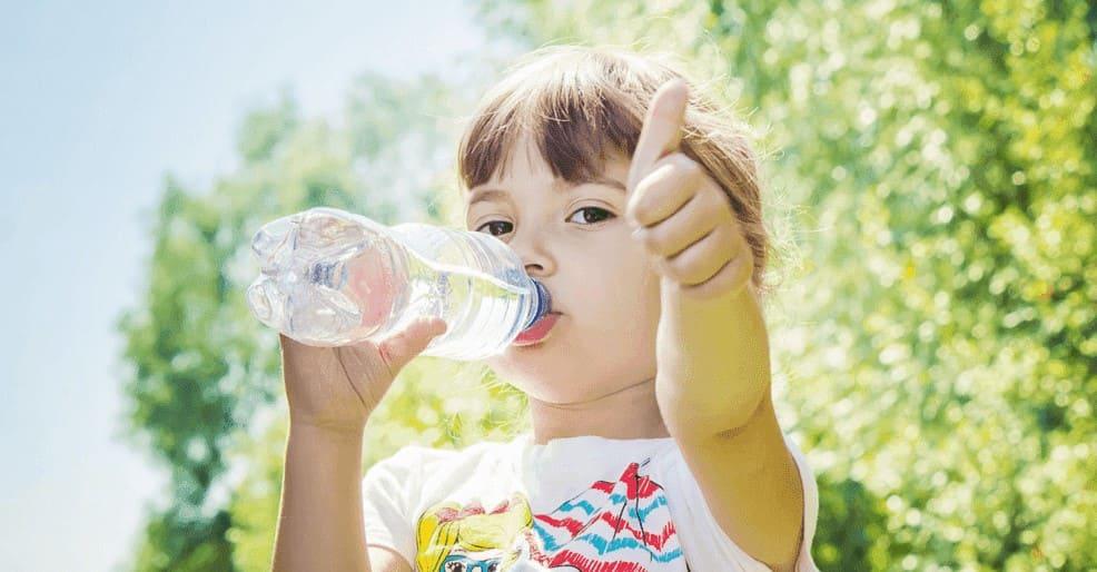 дитина пє воду